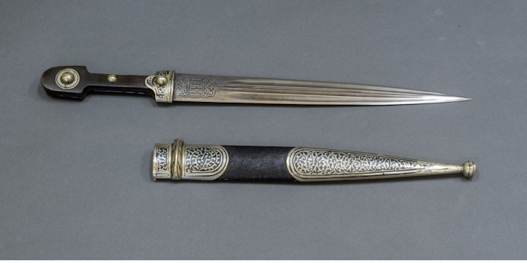 Кинжал-кама Кавказских казачьих войск образца 1904 г. с ножнами/Dagger  (Qama) of the Caucasian Cossack troops, model 1904 year with Sheath